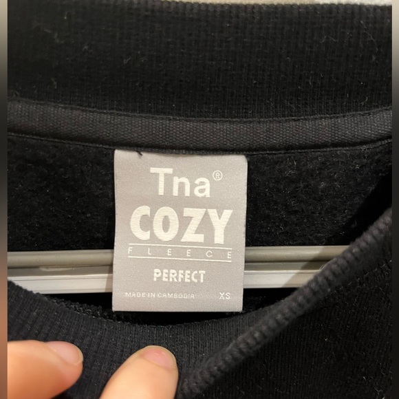 Tan XS cropped black sweater - Picture 2 of 5